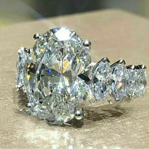 Exquisite Oval Diamond Ring - Picture 1 of 5